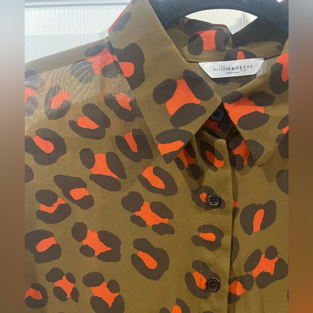 The Bouse & Dress Sheer blouse animal / leopard print long sleeves buttons down - Picture 2 of 9